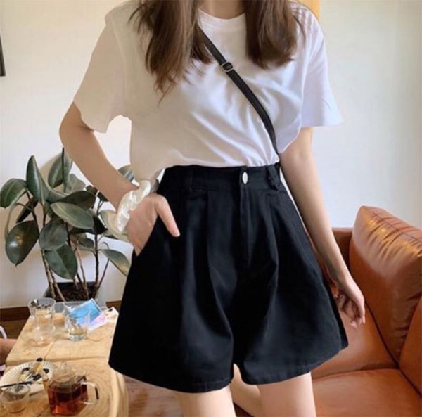Mix áo thun basic với quần culottes ngắn