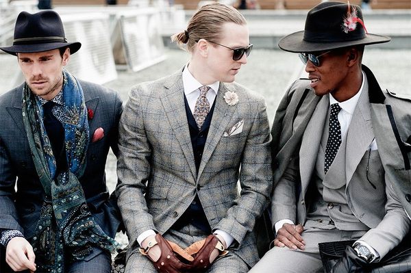Bộ suit với họa tiết kẻ sọc cổ điển