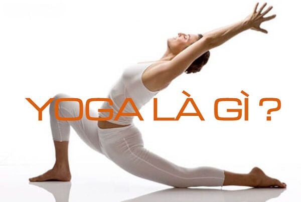Người phụ nữ tập yoga ngoài trời với tư thế cân bằng giúp cải thiện sức khỏe thể chất và tinh thần