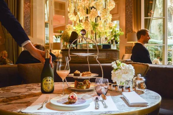 Trà chiều cùng rượu mơ Kimoto Umeshu Daishichi (Ảnh: Hotel de Crillon)
