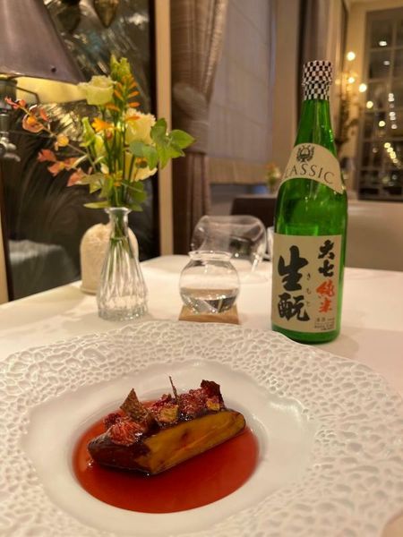 Món gan ngỗng và rượu sake nguyên chất “Daishichi Junmai Kimoto CLASSIC” được phục vụ tại bữa ăn chính “L’Ecran” (Ảnh: Hotel de Crillon)