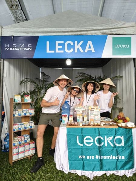 Người sáng lập Lecka cùng đội ngũ nhân viên