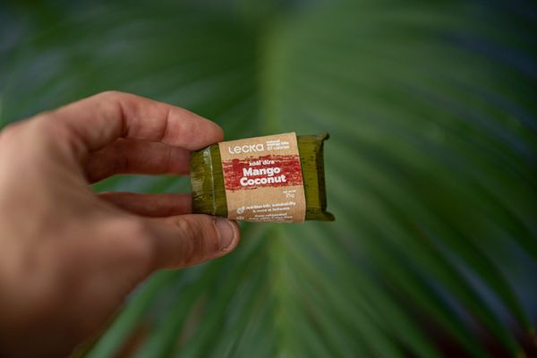 Những thanh Lecka đầu tiên được gói trong lá chuối mang đậm hương vị Việt Nam
