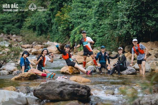 Có lúc cả nhóm dừng lại bên con suối mát lạnh để tiếp nước, cùng nhau hít thở không khí trong lành và ngắm nhìn thiên nhiên rộng mở.