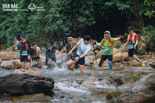 Runner và người Cơ Tu cùng hòa nhịp trong ánh lửa và tiếng trống bản địa.