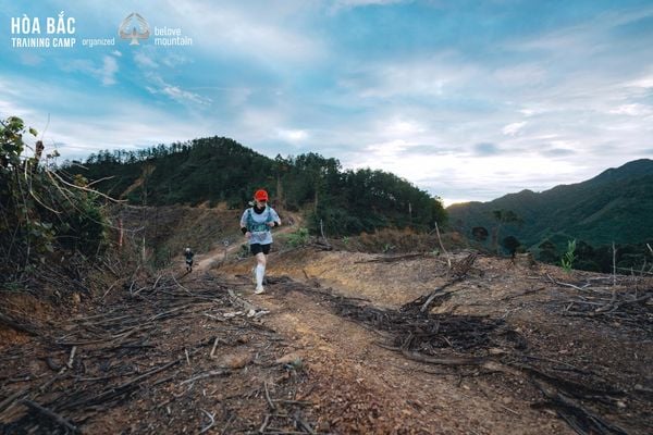 Runner và người Cơ Tu cùng hòa nhịp trong ánh lửa và tiếng trống bản địa.
