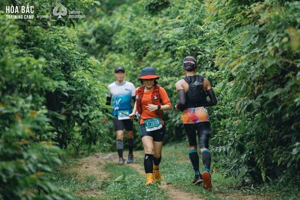Runner và người Cơ Tu cùng hòa nhịp trong ánh lửa và tiếng trống bản địa.