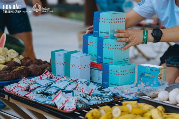 Runner và người Cơ Tu cùng hòa nhịp trong ánh lửa và tiếng trống bản địa.