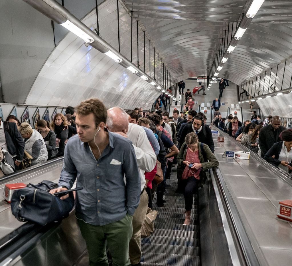 Cách đi thang cuốn đúng cách, an toàn