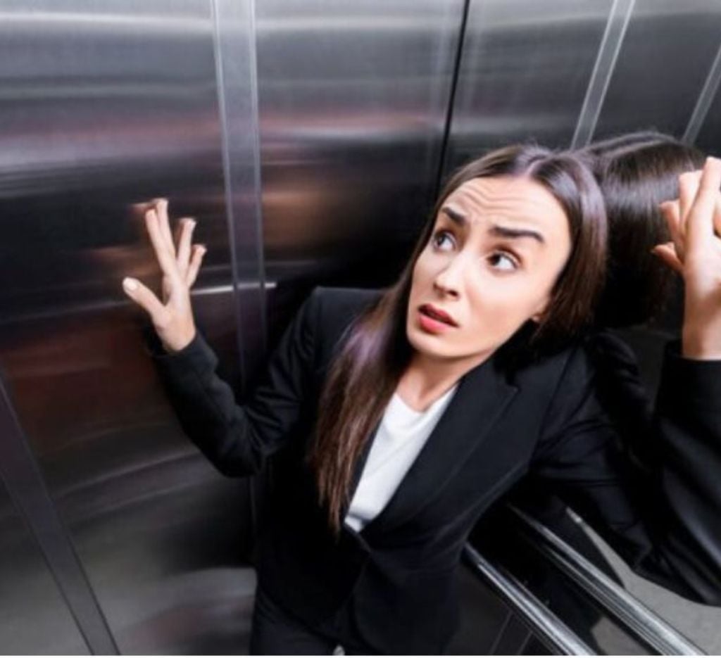 Hội chứng sợ thang máy là gì? Nguyên nhân và cách vượt qua nỗi sợ thang máy