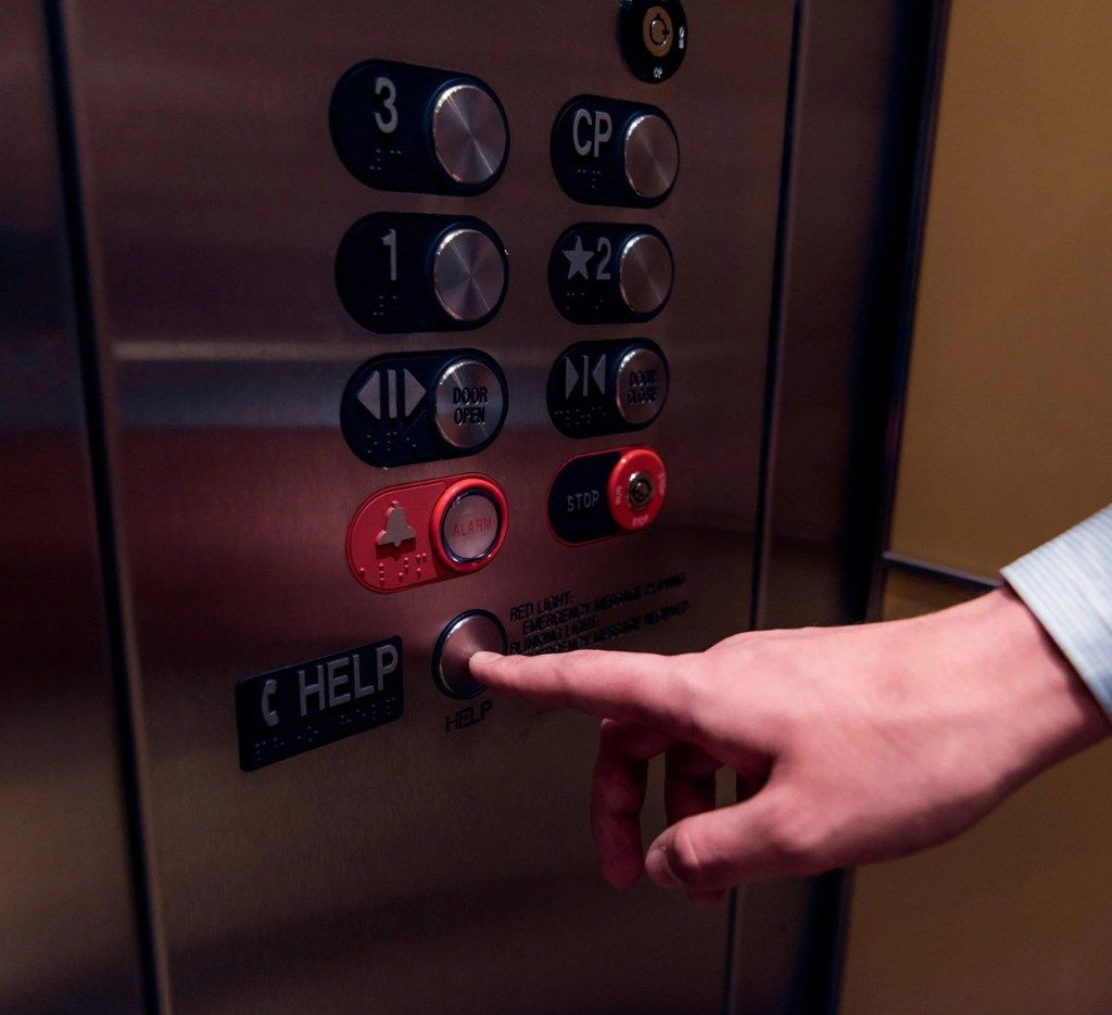 Có nên lắp đặt điện thoại trong thang máy?