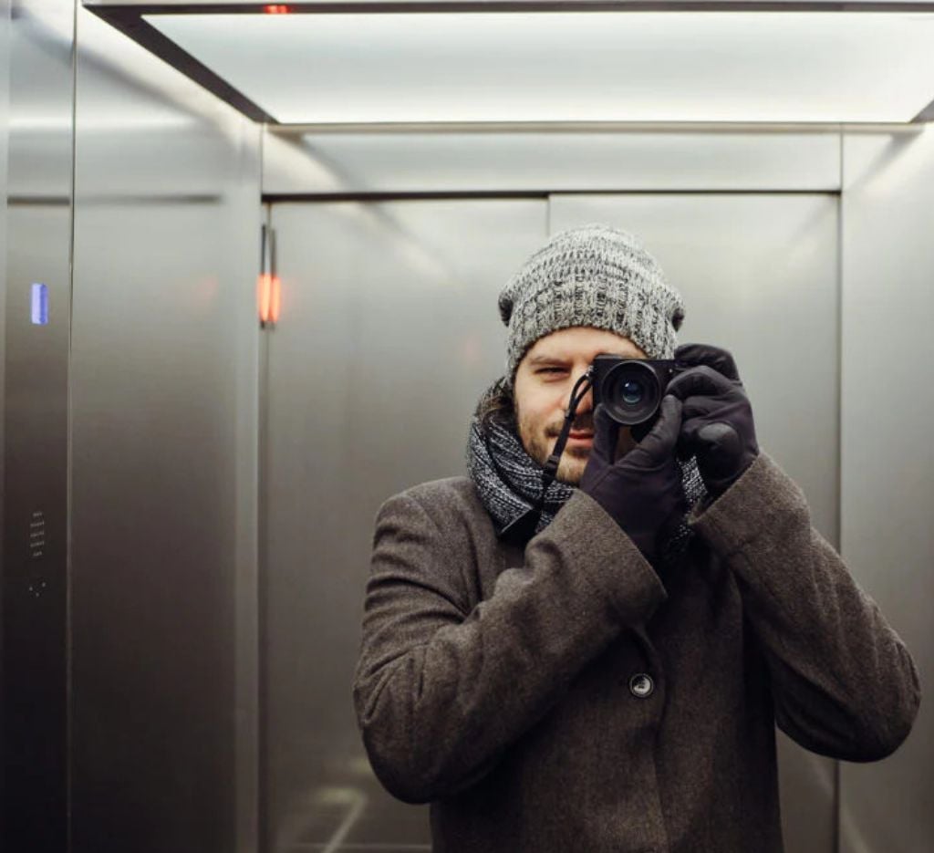 Có nên lắp đặt gương trong thang máy gia đình