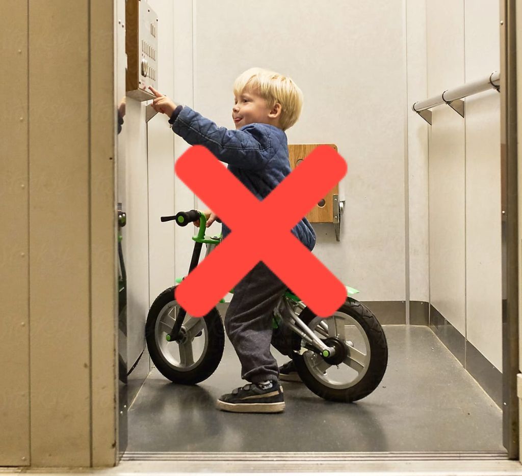 Trẻ em cần lưu ý gì khi đi thang máy