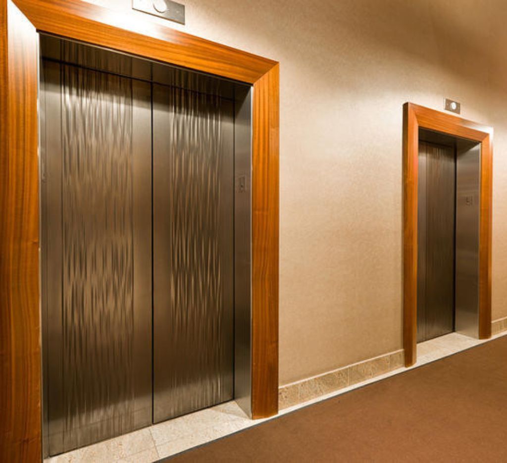 Những loại cửa thang máy phổ biến nhất hiện nay