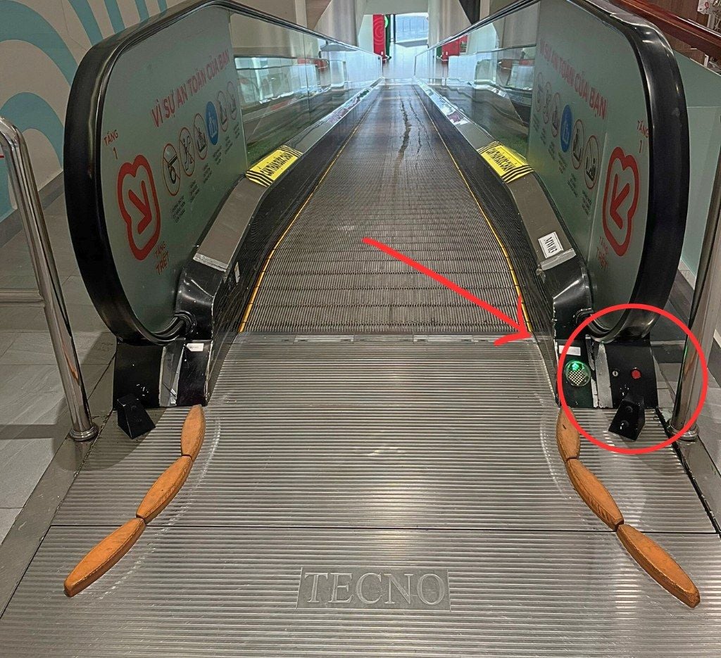 Nút dừng thang cuốn khẩn cấp nằm ở đâu?