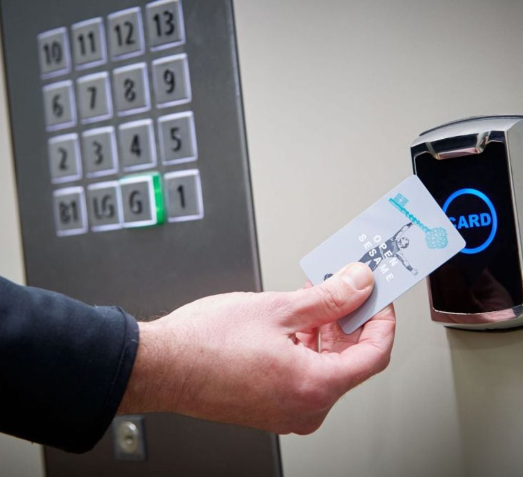 Thẻ từ thang máy là gì? Những lưu ý khi sử dụng thẻ từ thang máy