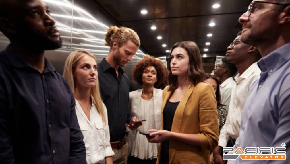 bảo vệ tư trang cá nhân khi đi thang máy