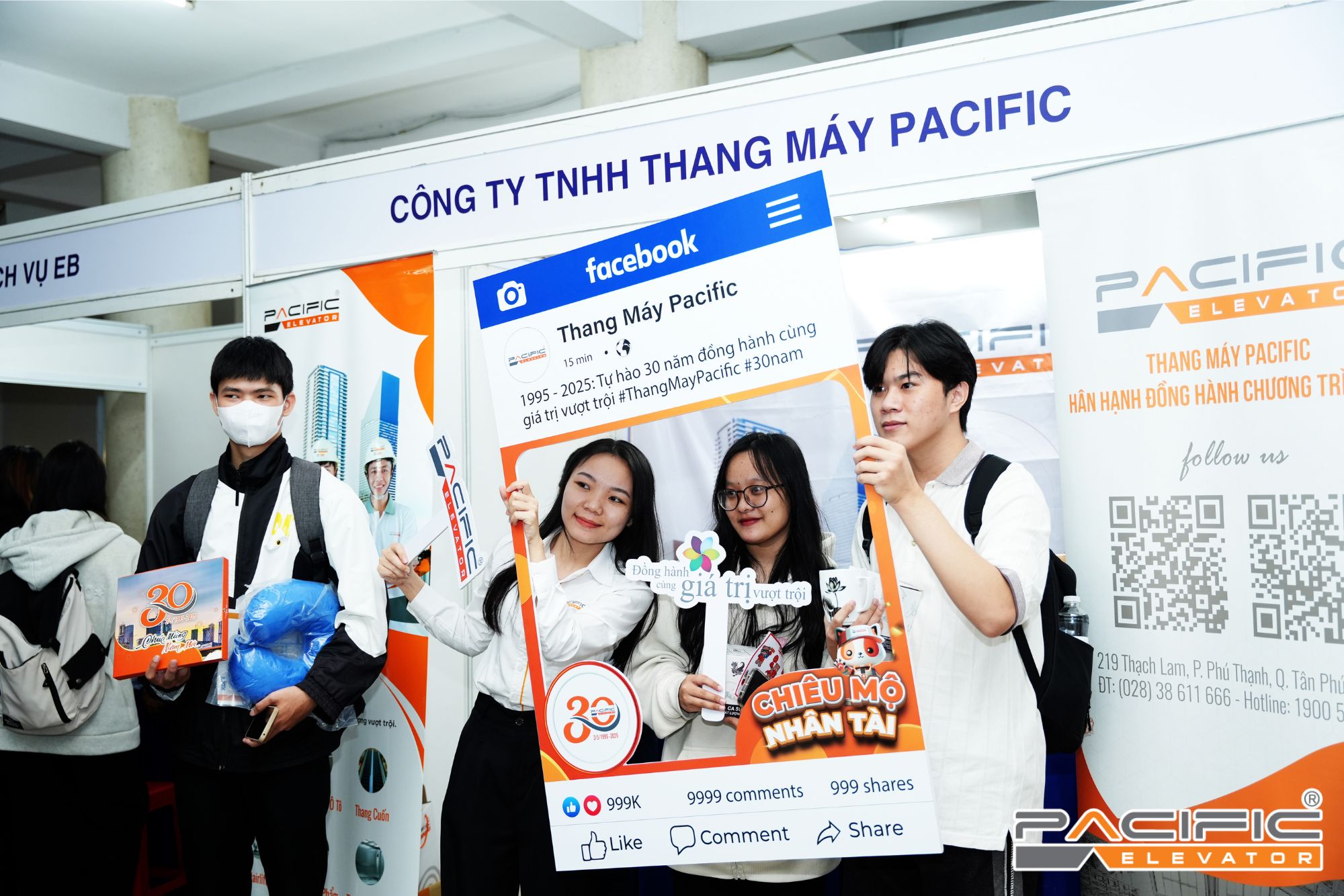 Thang Máy Pacific tư vấn sinh viên tại gian hàng tuyển dụng
