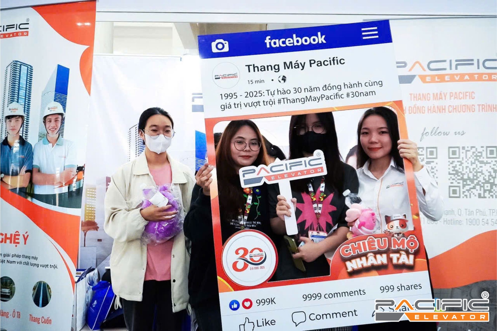 Thang Máy Pacific tư vấn sinh viên tại gian hàng tuyển dụng