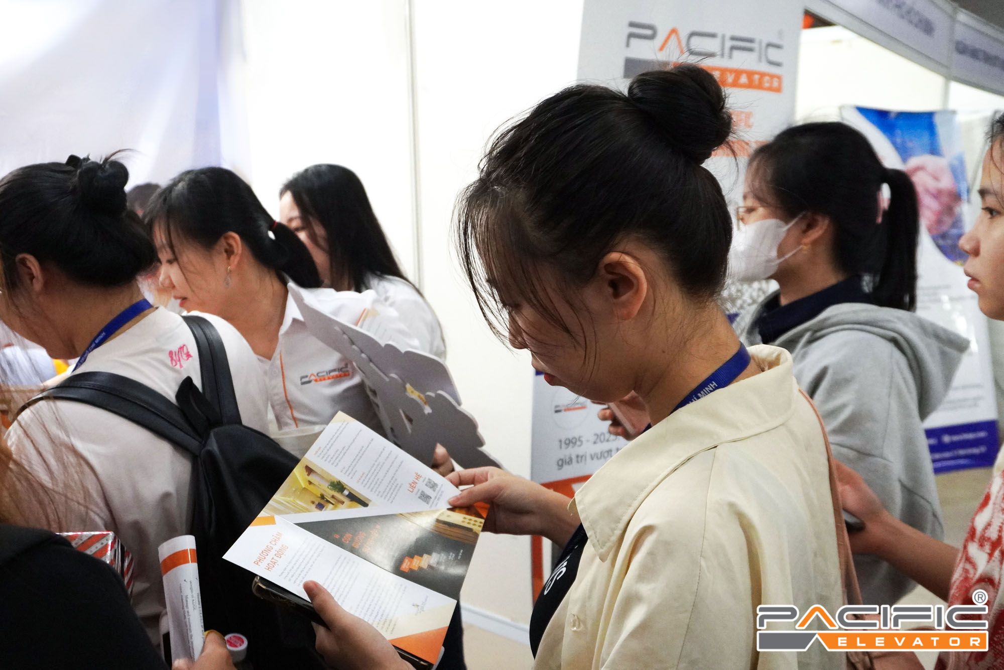 Thang Máy Pacific tư vấn sinh viên tại gian hàng tuyển dụng