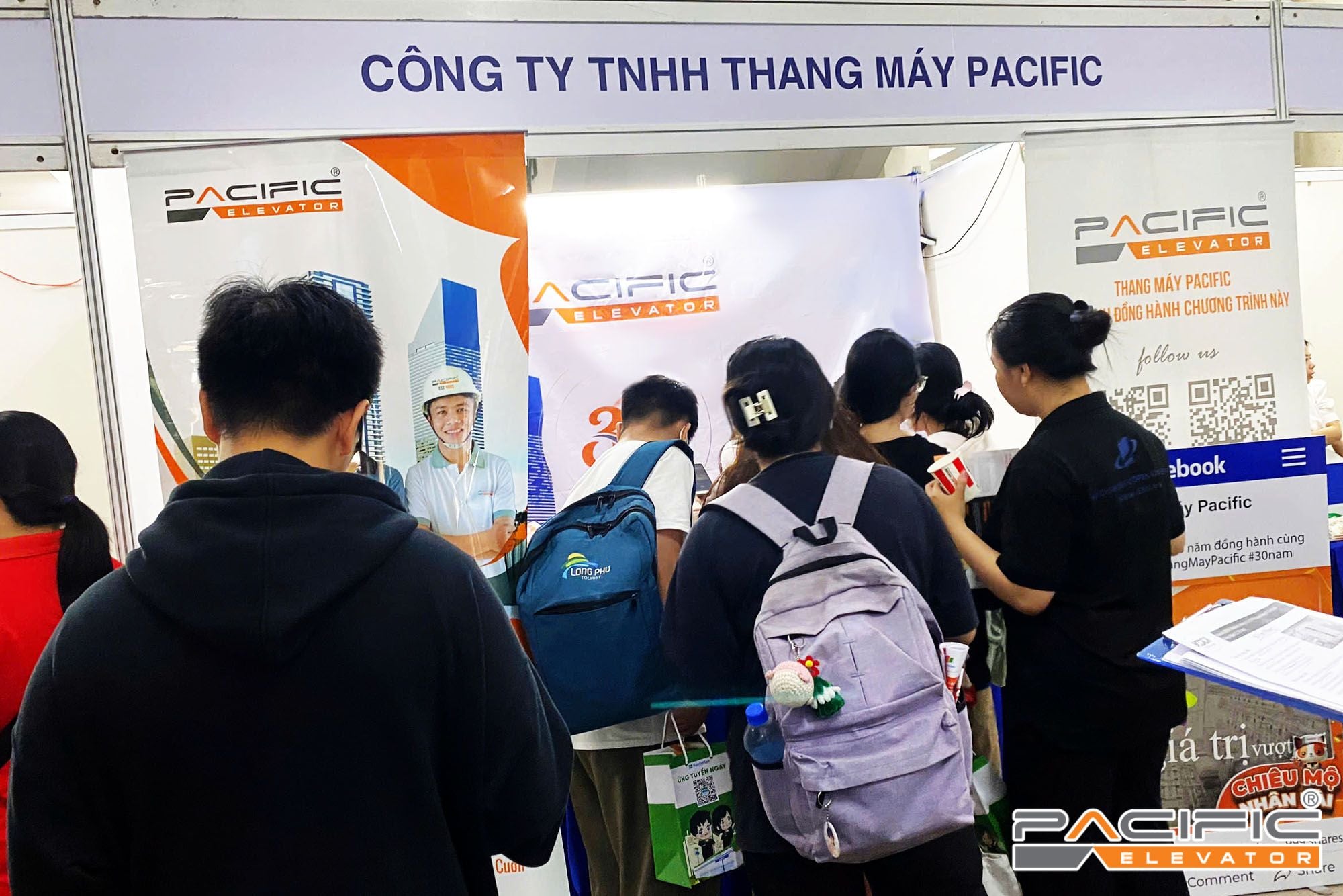Thang Máy Pacific tư vấn sinh viên tại gian hàng tuyển dụng