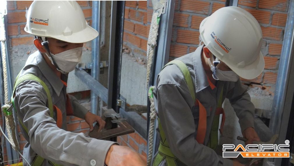 kỹ thuật viên thang máy Pacific lắp đặt thang máy