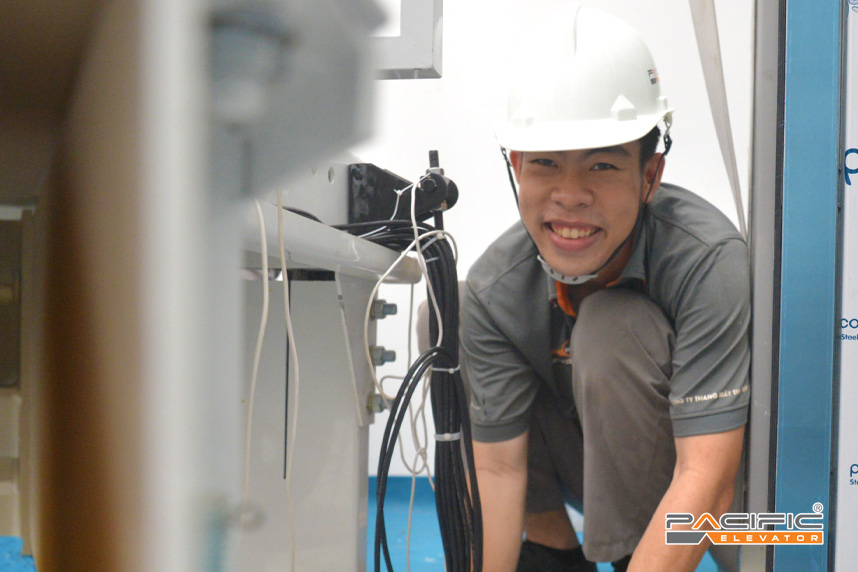 Hình ảnh kỹ thuật viên Thang Máy Pacific đang làm việc