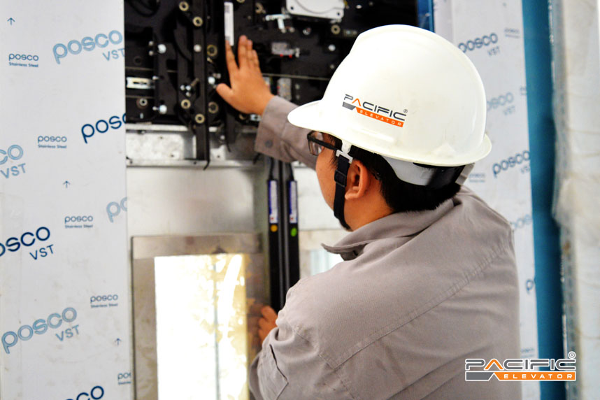 Hình ảnh kỹ thuật viên Thang Máy Pacific đang làm việc
