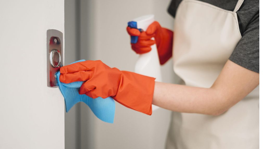 vệ sinh thang máy thường xuyên