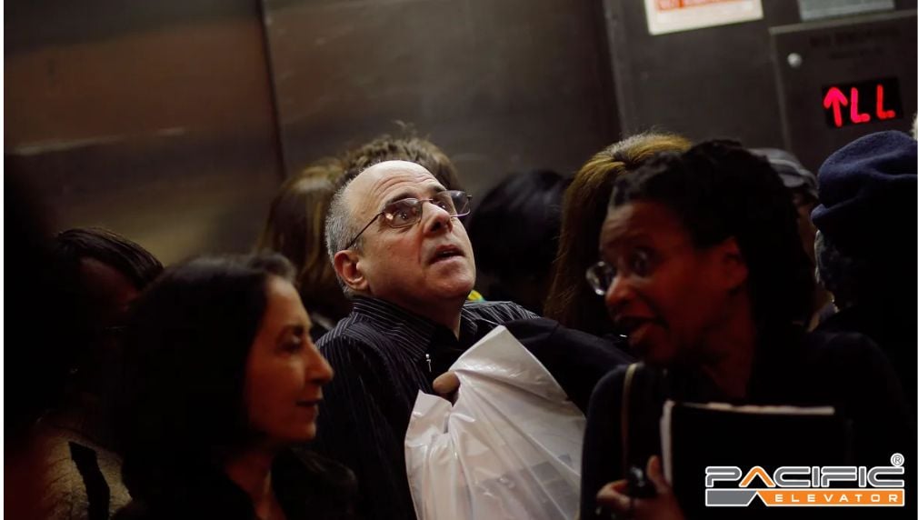 không chen lấn trong thang máy