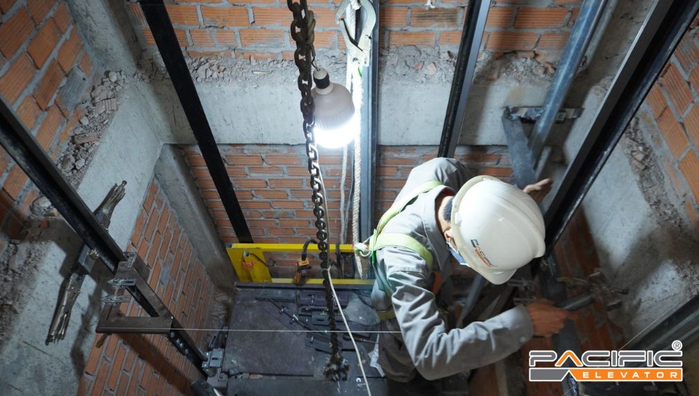 lắp đặt gương trong thang máy gia đình