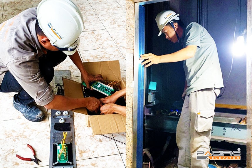 Hình ảnh Kỹ thuật viên Thang Máy Pacific đang thực hiện cải tạo nâng cấp thang máy