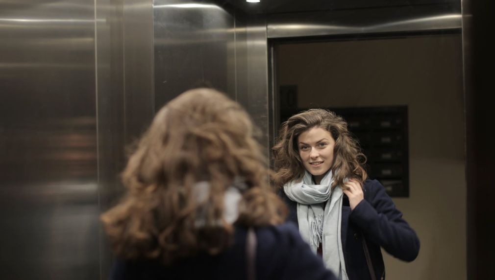 lắp đặt gương trong thang máy gia đình