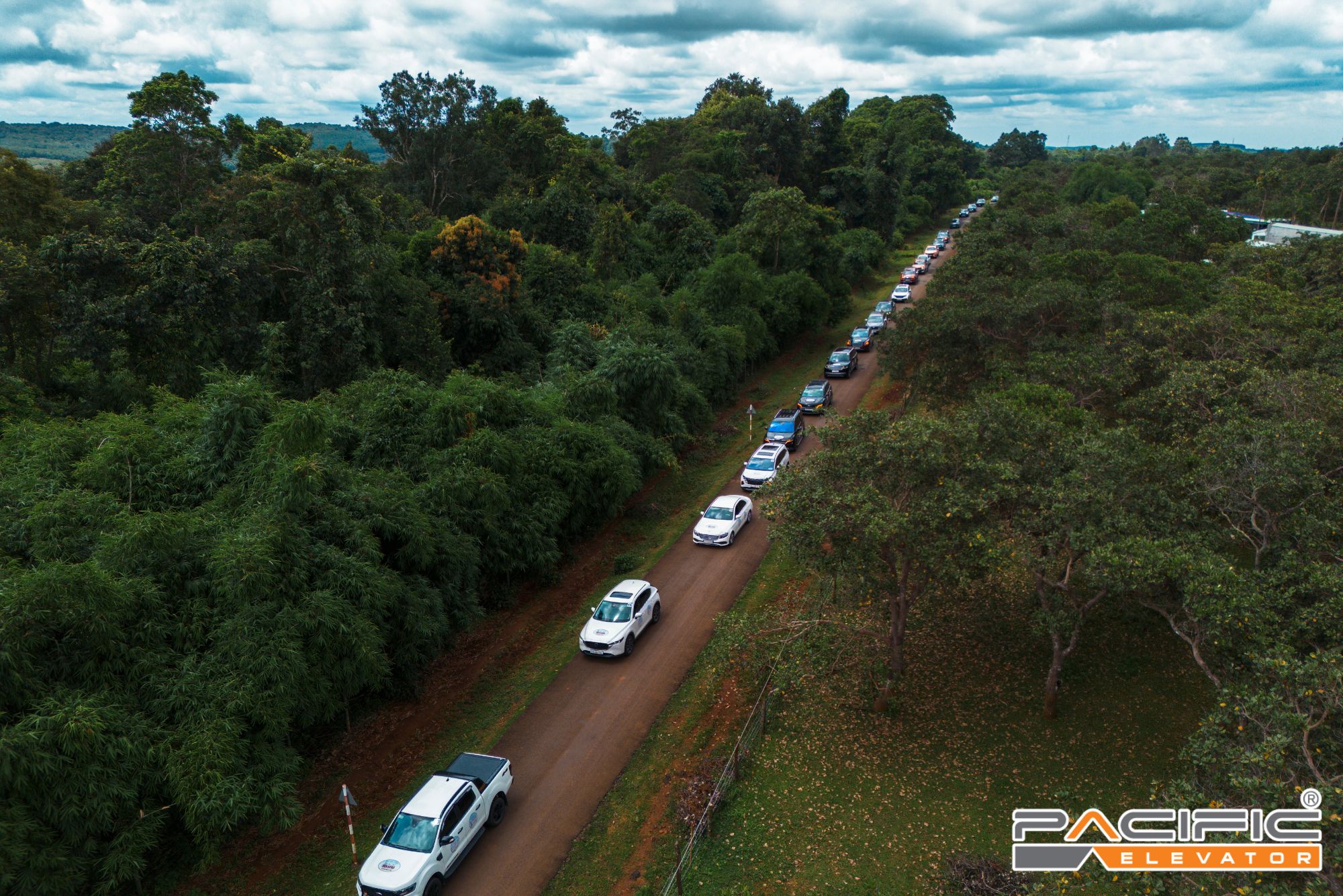 Đoàn xe di chuyển