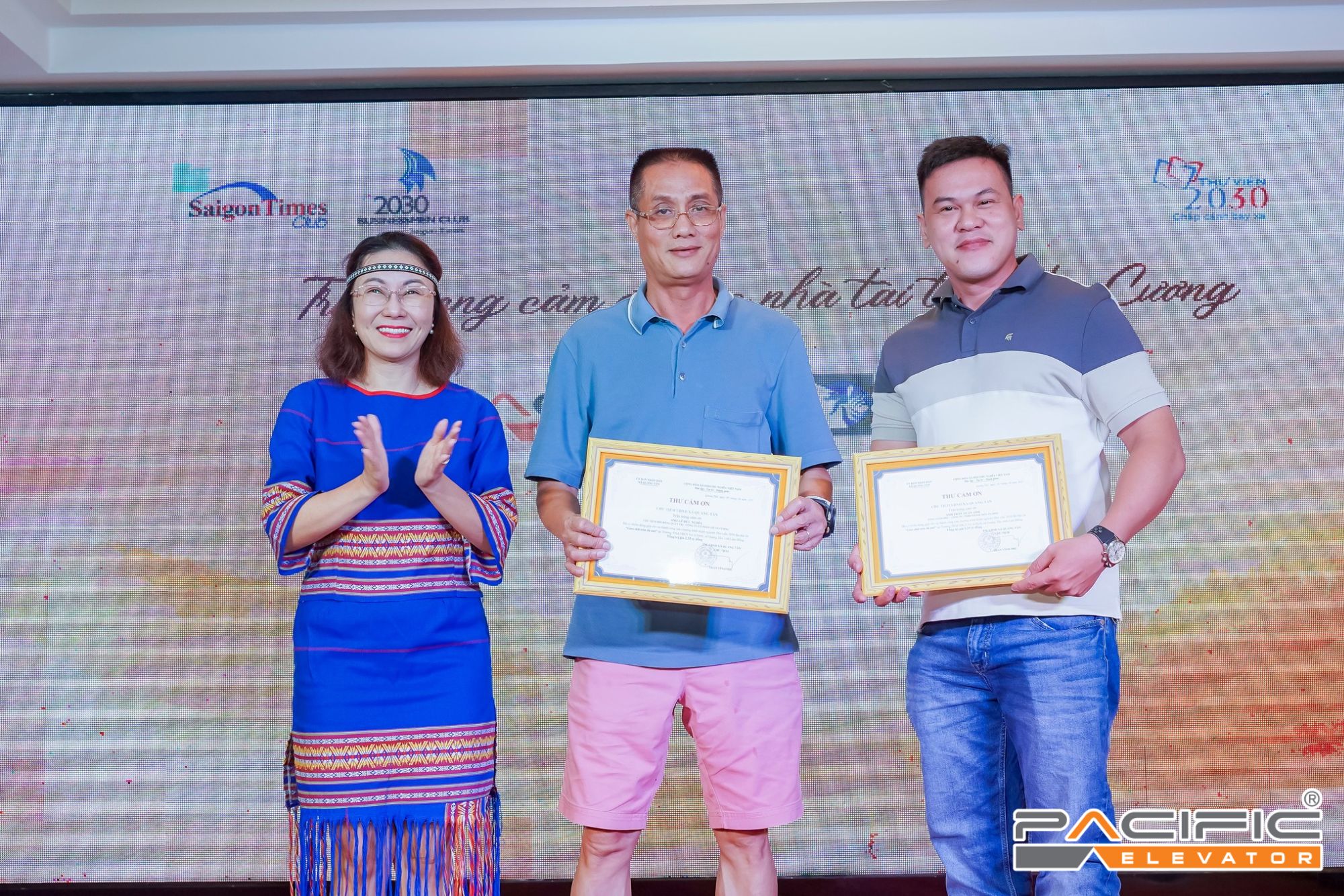 Đại diện Ban lãnh đạo Thang Máy Pacific nhận giấy khen đêm gala