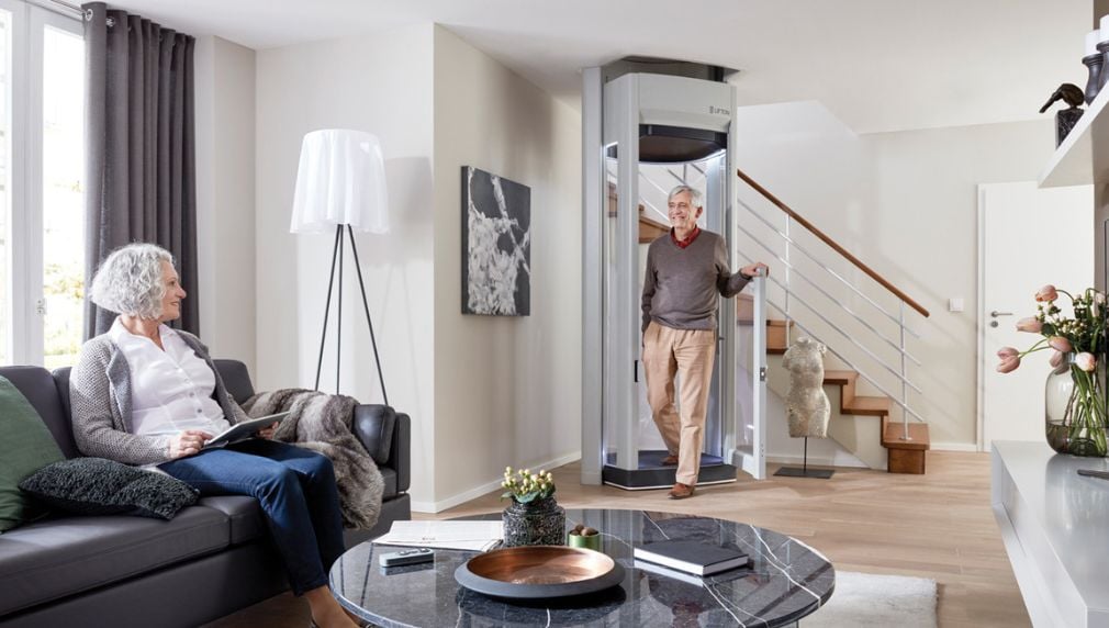 người lớn tuổi sử dụng thang máy gia đình