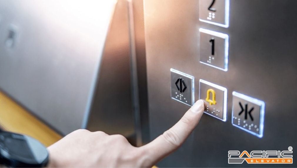 nút bấm khẩn cấp trong thang máy