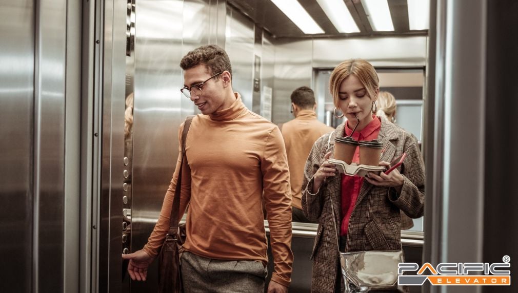 sử dụng thang máy