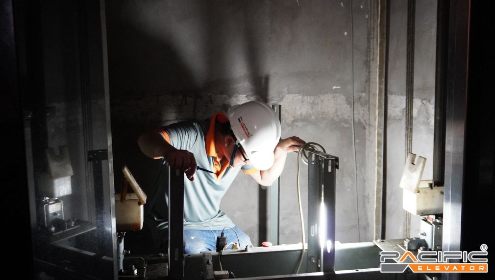 Kỹ thuật Pacific kiểm tra hố thang máy