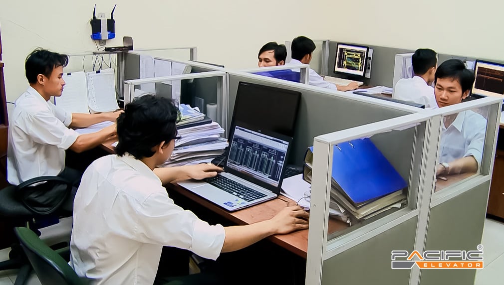 Hình ảnh các kỹ sư thang máy Pacific đang làm việc