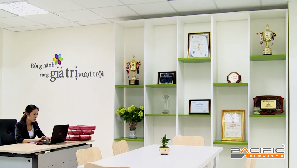 Hình ảnh nhân viên thang máy Pacific đang làm việc