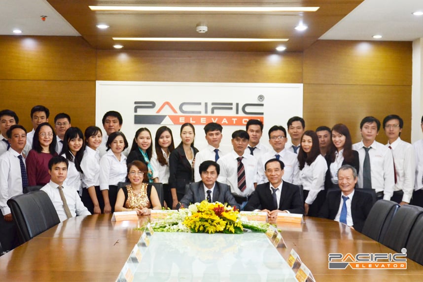 Hình ảnh tập thể đội ngũ nhân sự quản lý Thang Máy Pacific