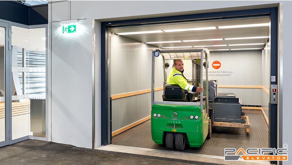 thang máy tải hàng kèm người