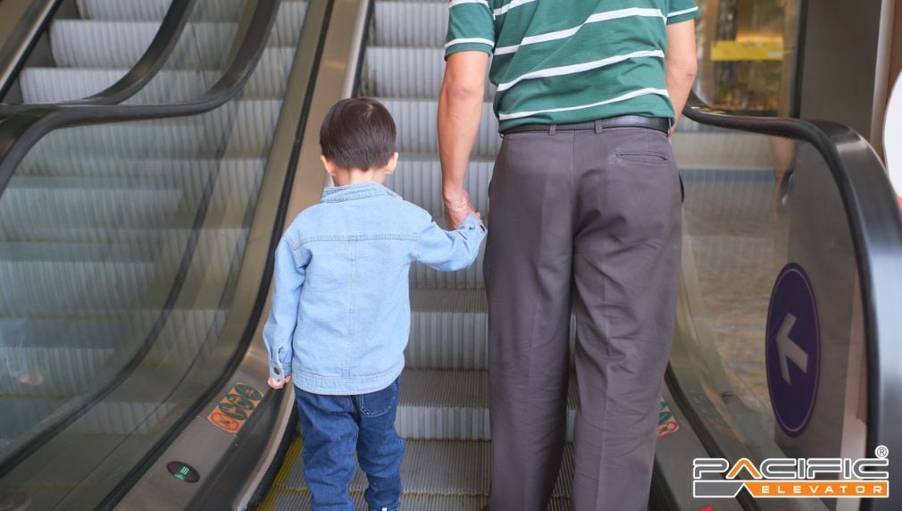 trẻ em đi thang cuốn