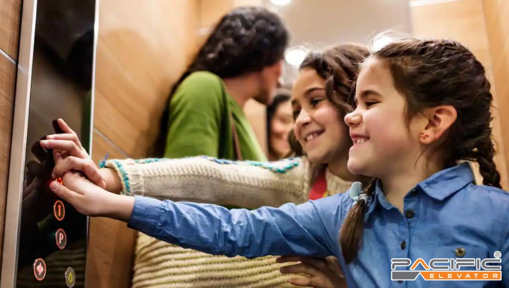 trẻ em đi thang máy