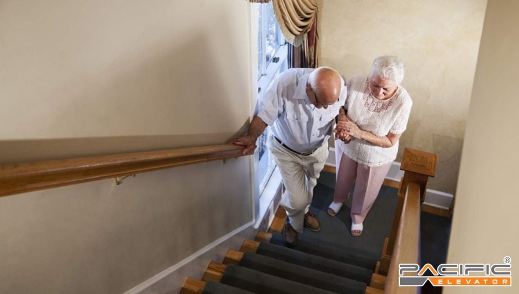người lớn tuổi di chuyển lên xuống cầu thang
