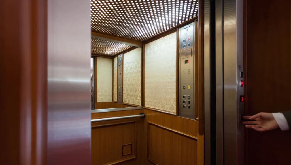 lắp đặt gương trong thang máy gia đình