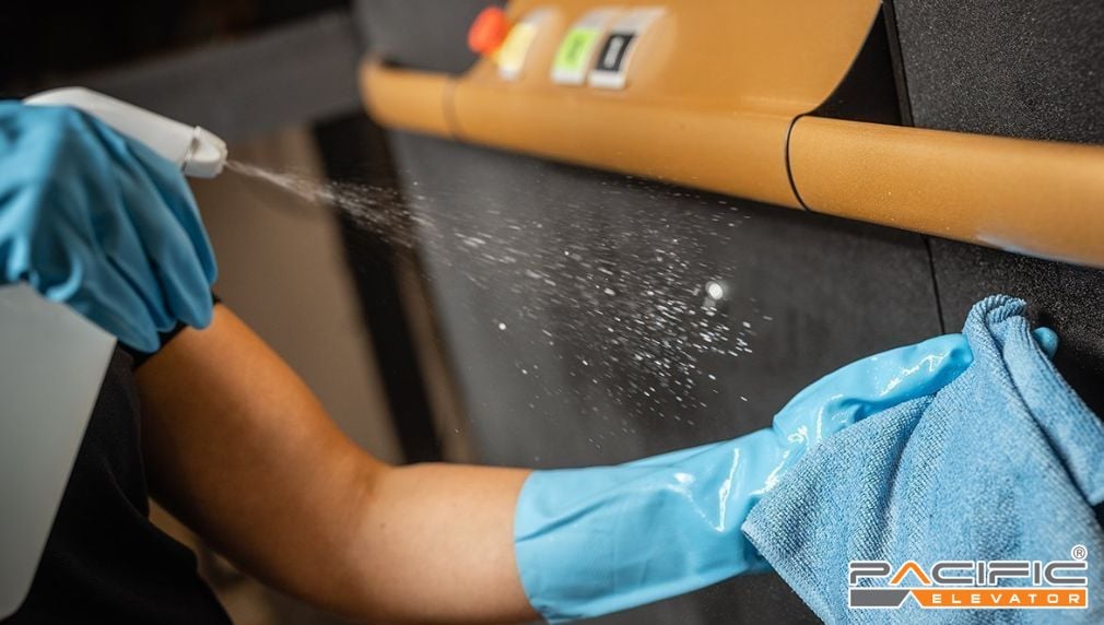 hình ảnh minh hoạ vệ sinh thang máy gia đình