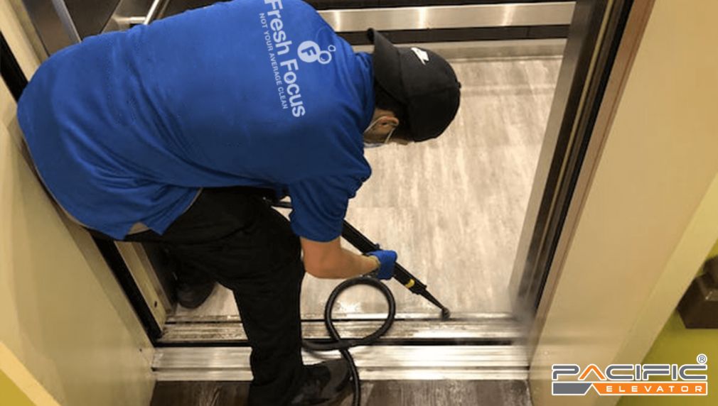 hình ảnh minh hoạ vệ sinh thang máy gia đình