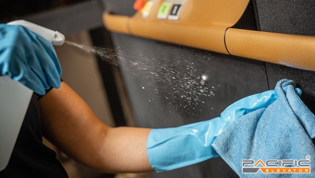 vệ sinh thang máy gia đình